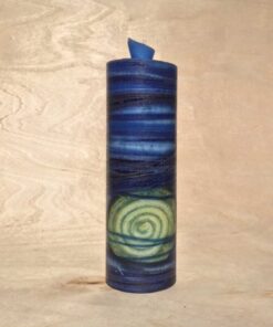 handgemachte dunkelblaue gerollte Streifen Kerze mit gelber Spirale