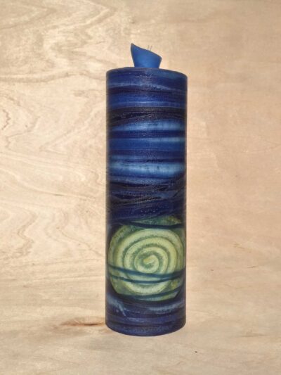 handgemachte dunkelblaue gerollte Streifen Kerze mit gelber Spirale