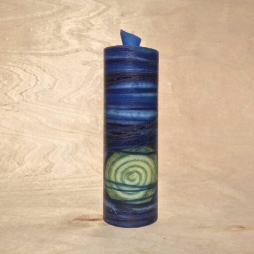 handgemachte dunkelblaue gerollte Streifen Kerze mit gelber Spirale