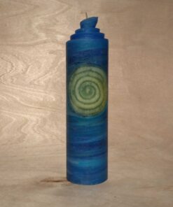 handgemachte hellblaue gerollte Streifen Kerze mit gelber Spirale