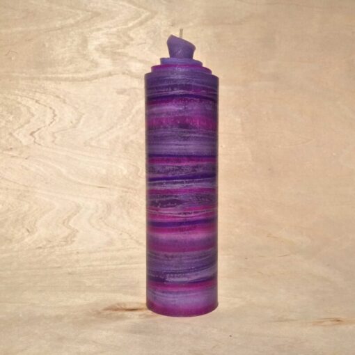 handgemachte violette gerollte Streifen Kerze