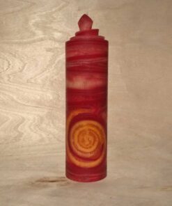 handgemachte rote gerollte Streifen Kerze mit gelber Spirale