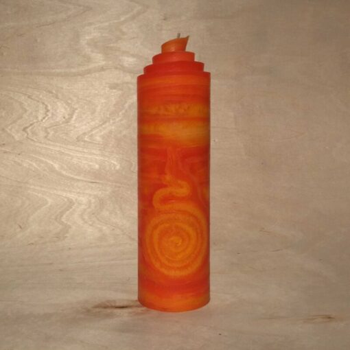 handgemachte orange gerollte Streifen Kerze mit Spirale