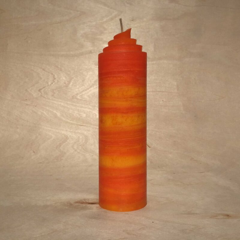 handgemachte orange gerollte Streifen Kerze