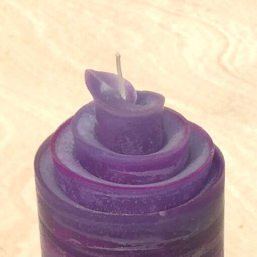 violette gerollte Streifen Kerze – Bild 2