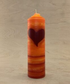 Valentinskerze mit einem Herz